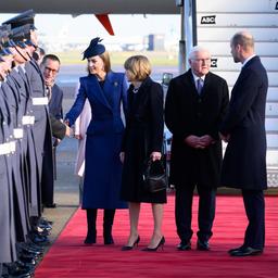 Bundespräsident Frank-Walter Steinmeier und seine Frau Elke Büdenbender kommen auf dem Flughafen London Heathrow an und werden dort von Prinz William, Prinz von Wales, und Prinzessin Kate, Prinzessin von Wales, begrüßt. 