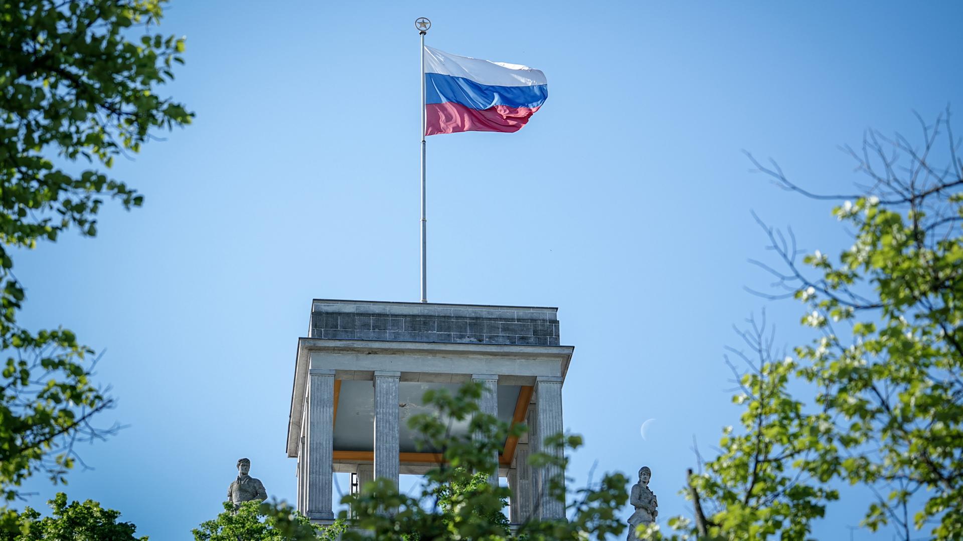 Die Flagge Russlands weht über der russischen Botschaft in Berlin. | dpa