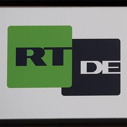 Das Schild des russischen Auslandssenders RT hängt vor einem Bürogebäude in Adlershof.