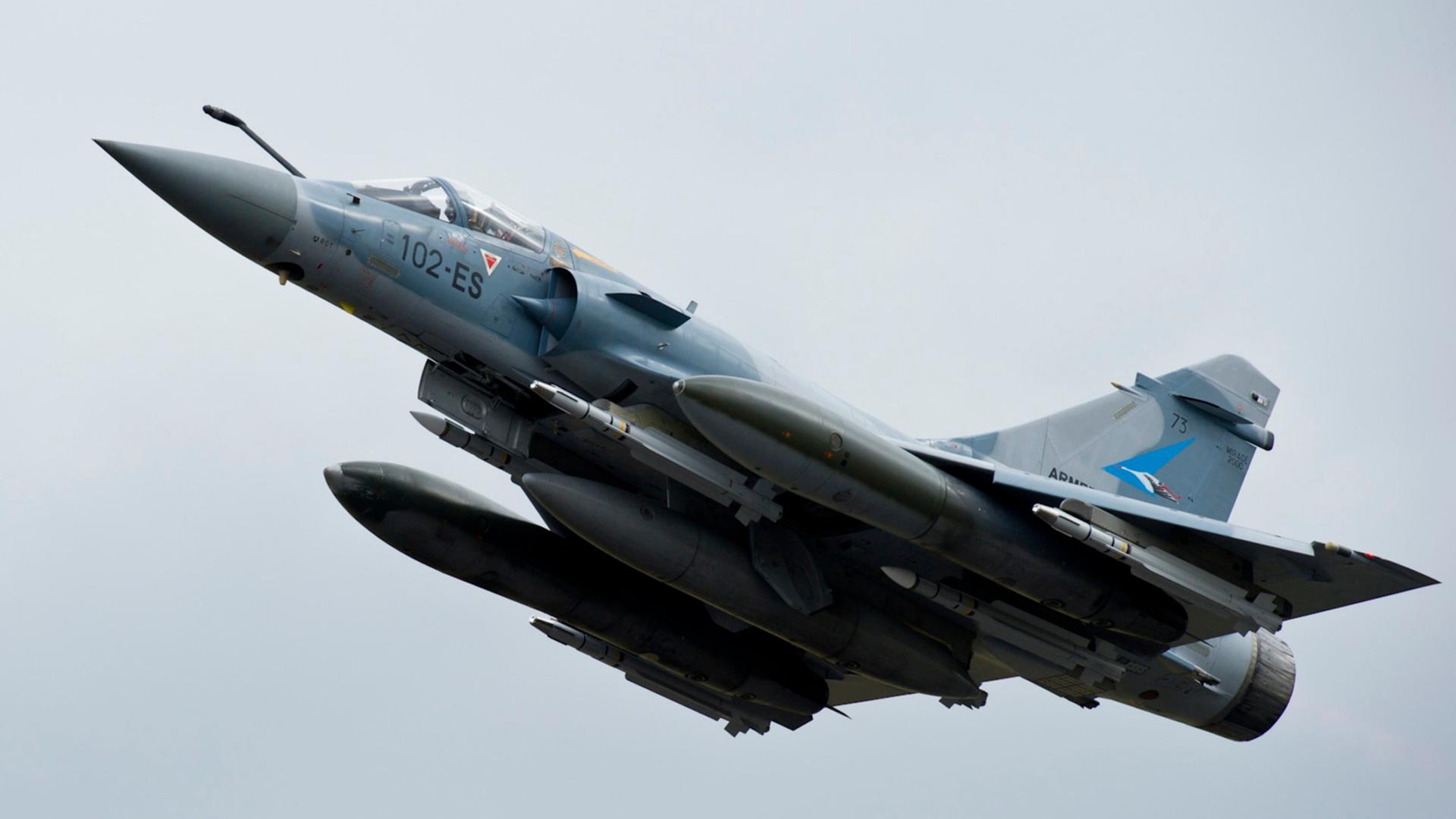 Ein franz�sischer Jet vom Typ Mirage 2000-5 fliegt am 19.03.2011 von der Heimatbasis in Dijon nach Libyen | dpa