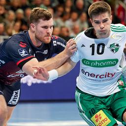 Hannovers Renars Uscins (r.) und Flensburgs Johannes Golla