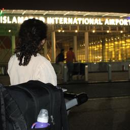  Afghanische Familien warten am Flughafen in Islamabad auf ihre Ausreise nach Deutschland