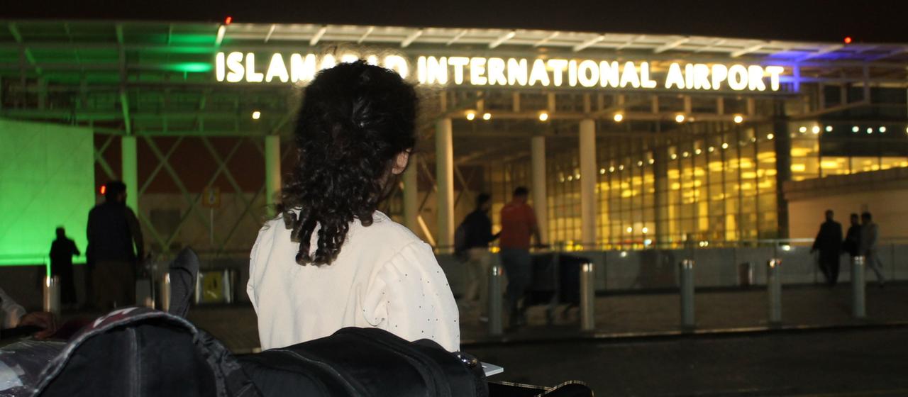  Afghanische Familien warten am Flughafen in Islamabad auf ihre Ausreise nach Deutschland