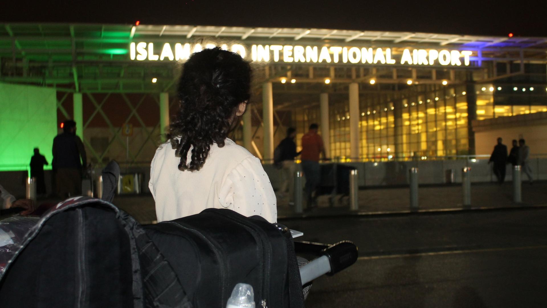  Afghanische Familien warten am Flughafen in Islamabad auf ihre Ausreise nach Deutschland | dpa