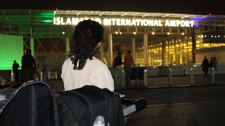  Afghanische Familien warten am Flughafen in Islamabad auf ihre Ausreise nach Deutschland