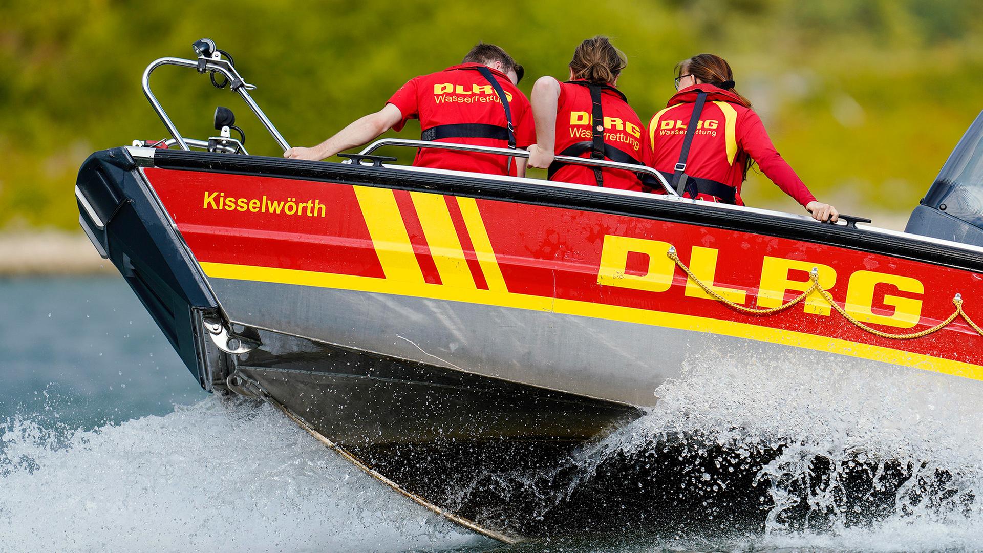 Mitglieder der Deutschen Lebensrettungsgesellschaft (DLRG) fahren bei einer Übung in einem Rettungsboot. (Quelle: Picture Alliance/Uwe Anspach) | Picture Alliance/Uwe Anspach