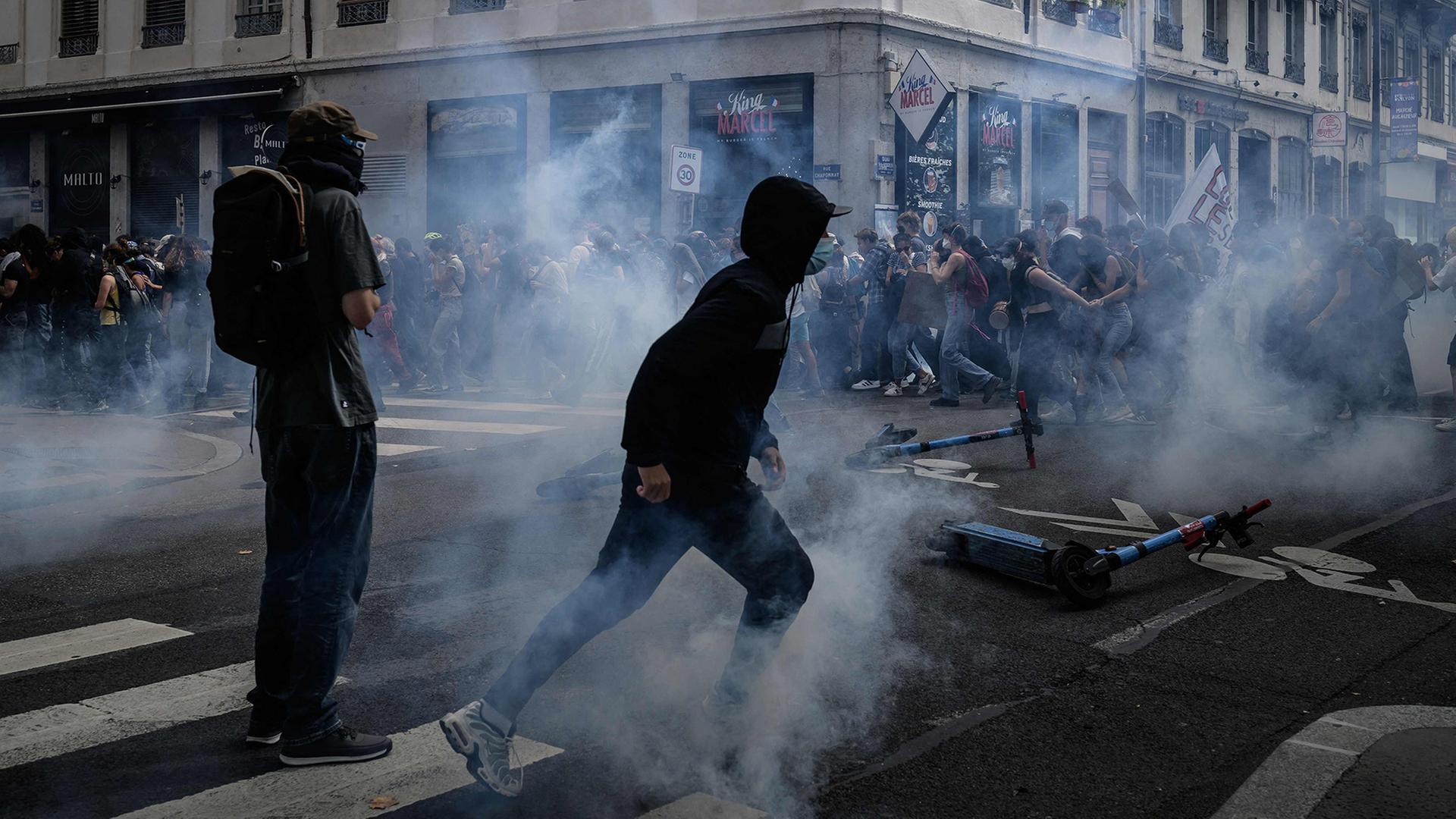 Demonstranten werden während einer Demonstration in Lyon (Südostfrankreich) mit Tränengas besprüht. | AFP