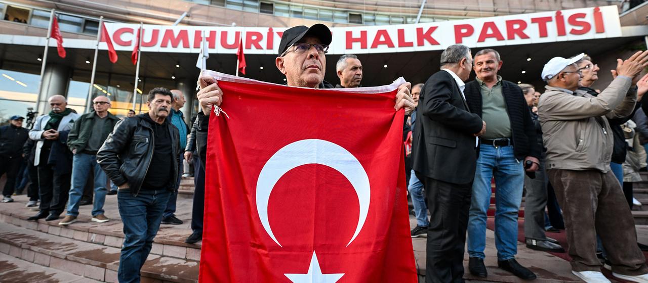 Anhänger der Republikanischen Volkspartei (CHP) versammeln sich vor dem Hauptsitz der Partei in Ankara. (Archivbild vom 21.5.26)