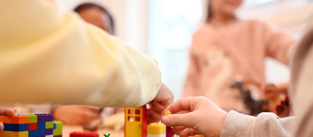 Kinder spielen in einer Kita.