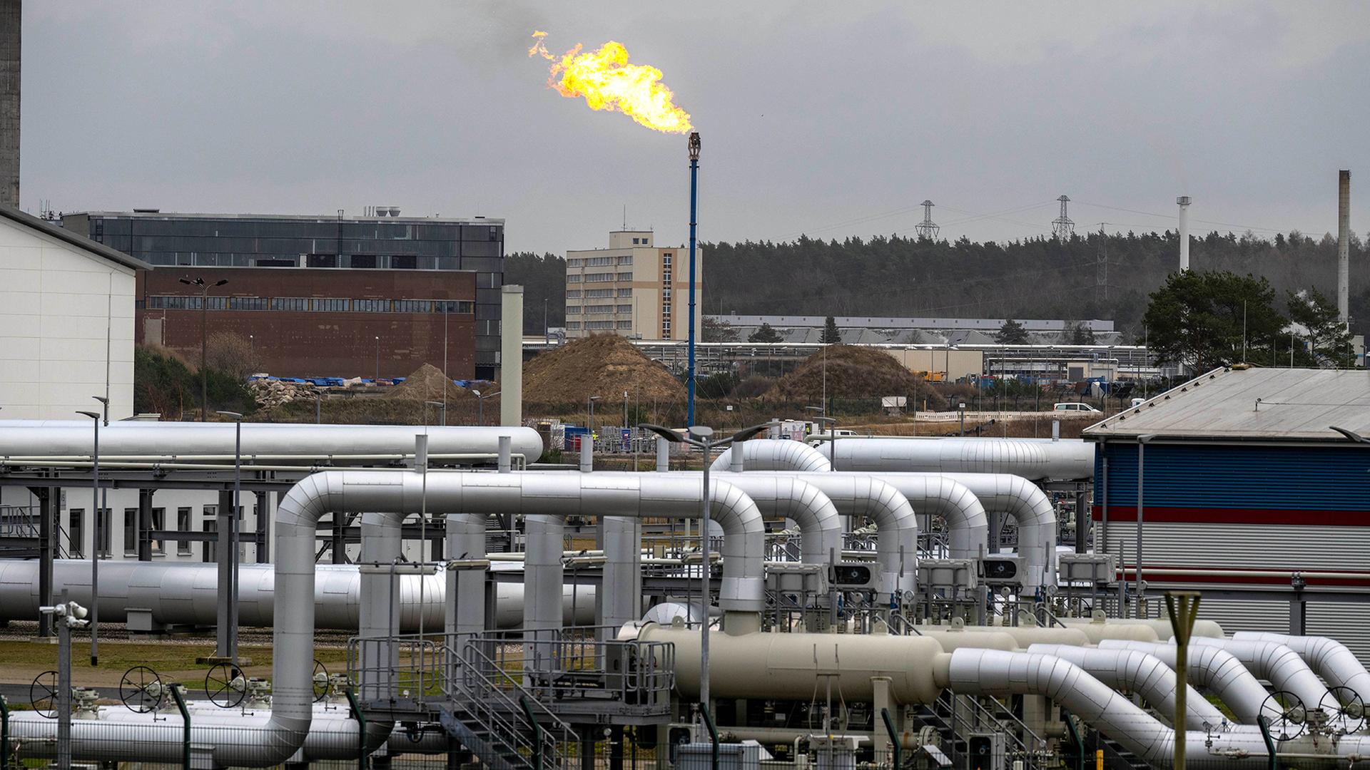Ein Gemisch aus Erdgas und Wasserstoff brennt ab beim Abschluss der BefÃ¼llung der ersten Wasserstoff-Pipeline in Lubmin. | dpa