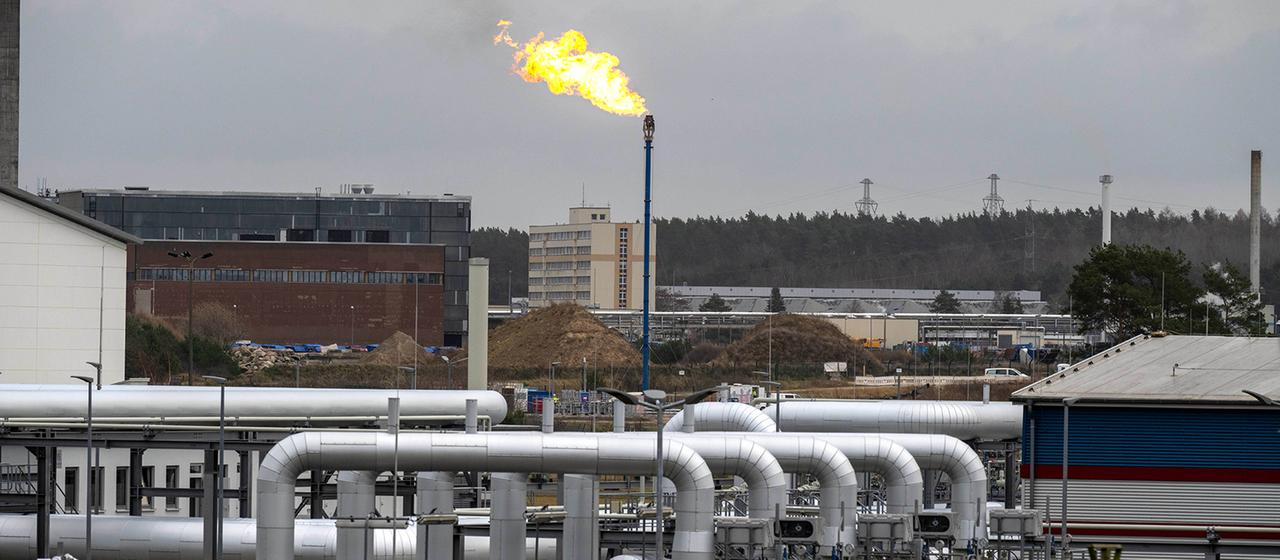 Ein Gemisch aus Erdgas und Wasserstoff brennt ab beim Abschluss der Befüllung der ersten Wasserstoff-Pipeline in Lubmin.