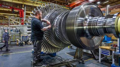 Ein Industriemechaniker arbeitet an einer Dampfturbine bei MAN Energy Solutions.