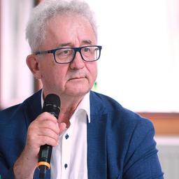 Volker Schneider, früher Politiker der Linke, auf dem Landesparteitag des Bündnis Sahra Wagenknecht. | IMAGO / dts Nachrichtenagentur Volker Schneider, früher Politiker der Linke, auf dem Landesparteitag des Bündnis Sahra Wagenknecht.