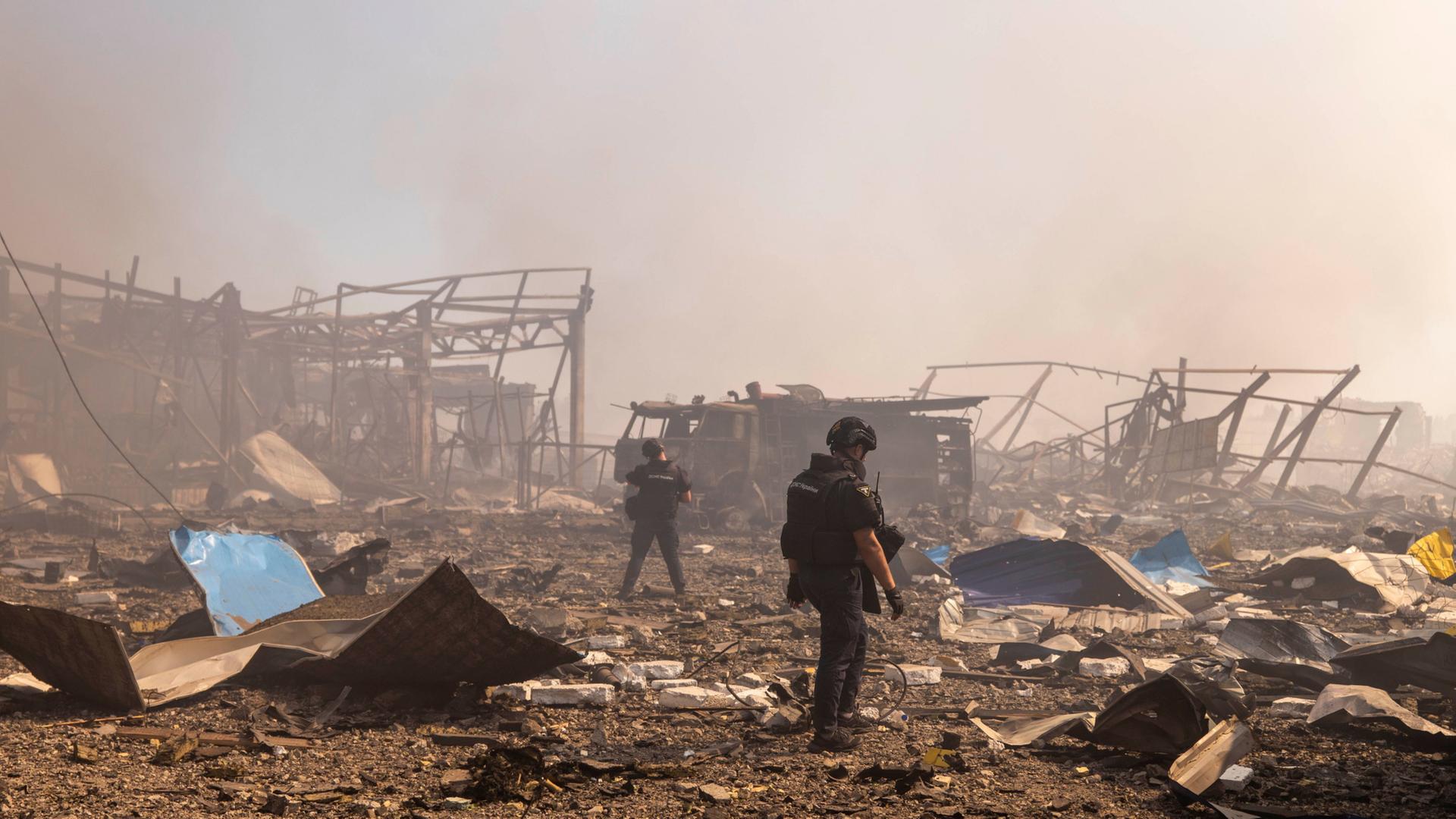 Ukrainische Polizisten am Ort des Angriffs in Myla | AP Photo/Dan Bashakov