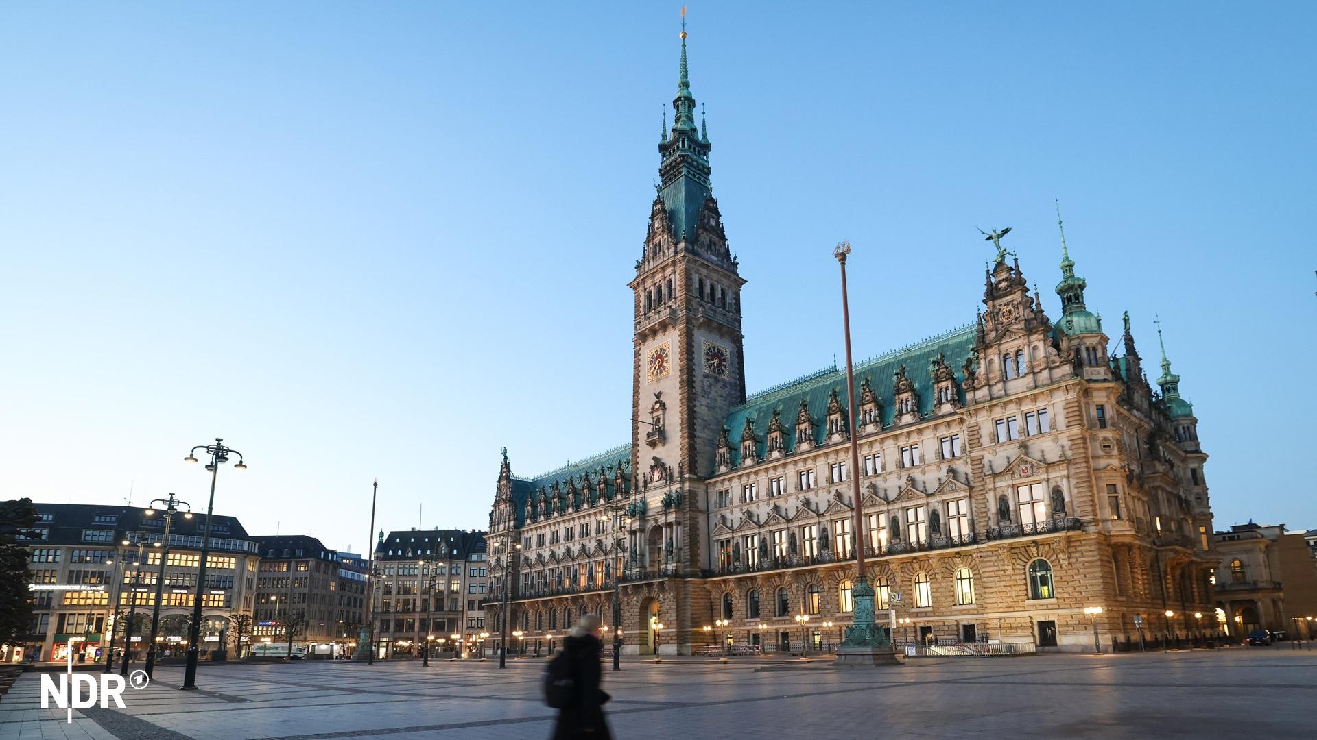 Blick auf das Hamburger Rathaus am Morgen nach der Bürgerschaftswahl. | Christian Charisius/dpa Blick auf das Hamburger Rathaus am Morgen nach der Bürgerschaftswahl.