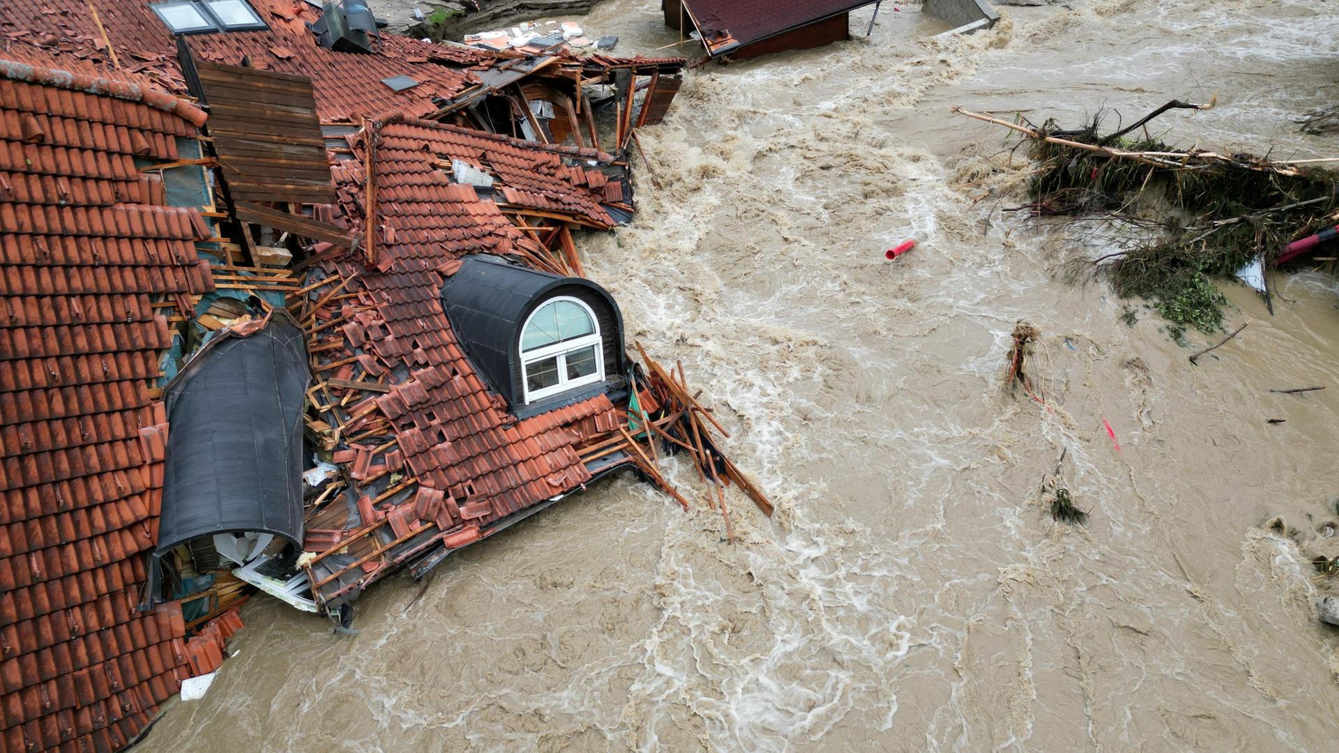 Wassermassen reißen in Slowenien am 6. August 2023 ein Dach mit sich.