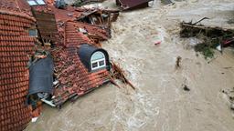 Wassermassen reißen in Slowenien am 6. August 2023 ein Dach mit sich.