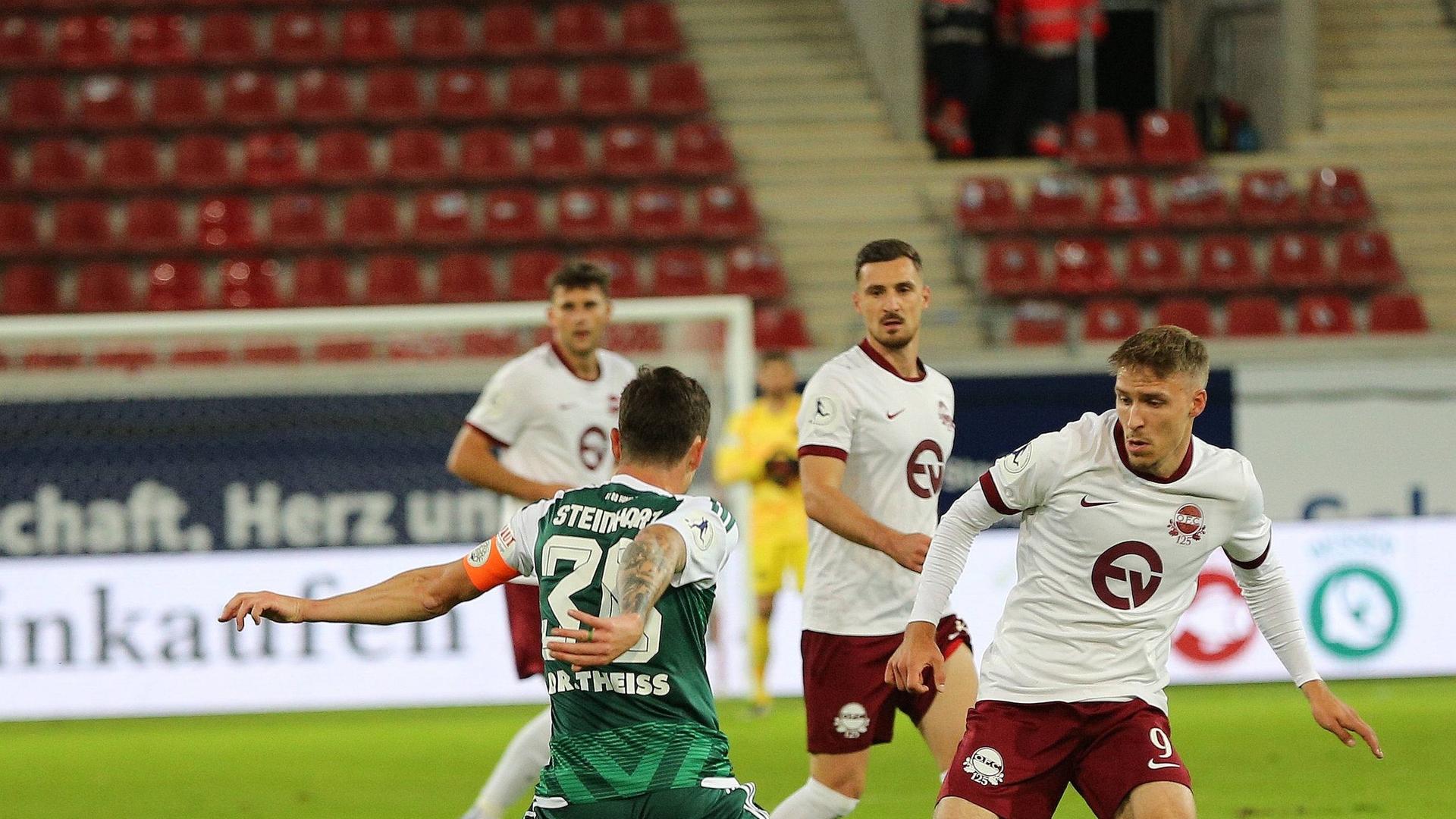 Maximilian Schmid vom OFC (rechts) im Spiel gegen Homburg. | IMAGO / Hartenfelser