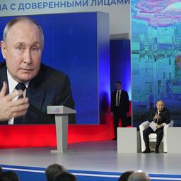 Wladimir Putin spricht bei einem Treffen mit seinen Wahlkampfaktivisten. 