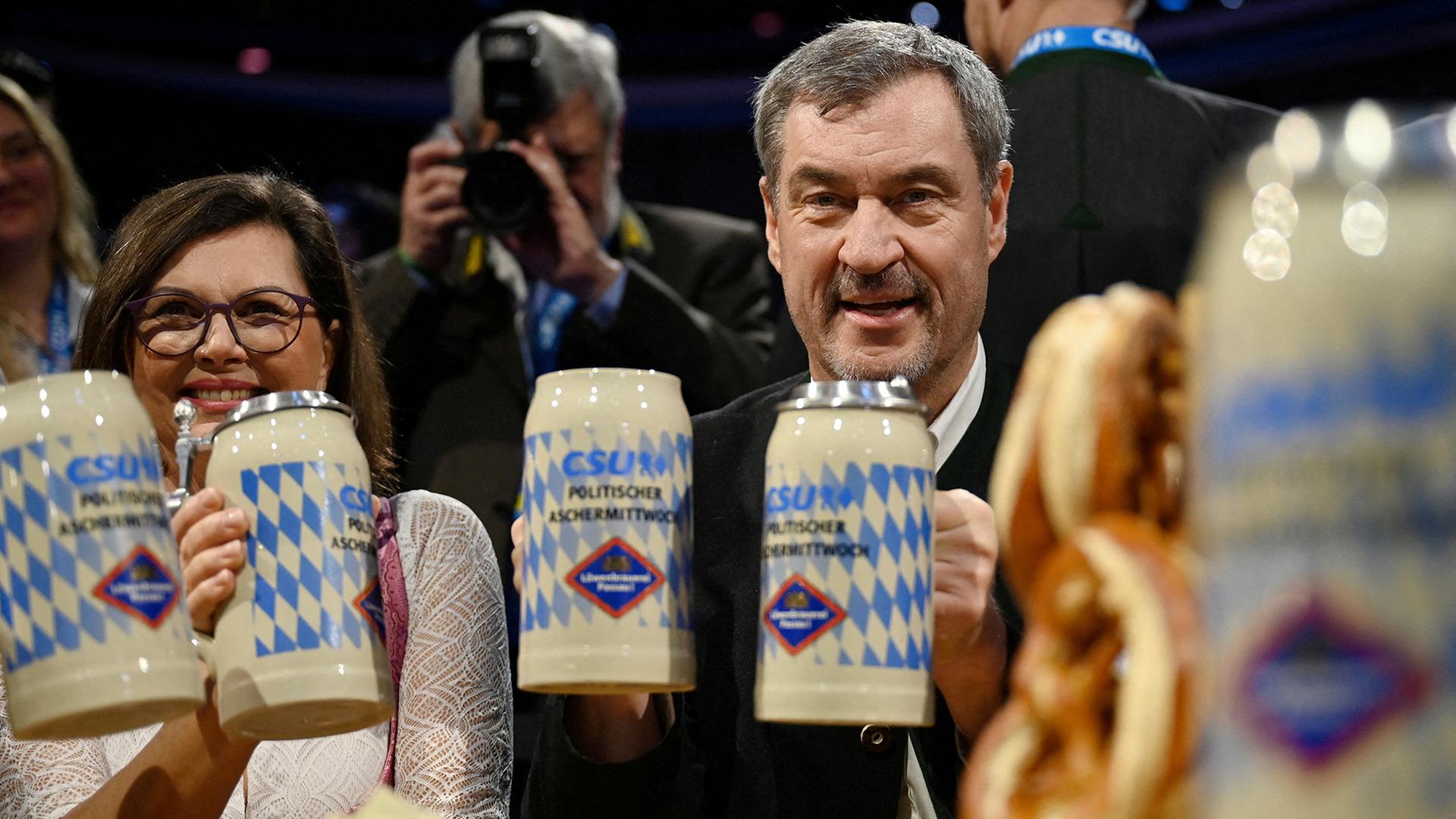 Politischer Aschermittwoch: Deftige Worte in zünftiger Atmosphäre