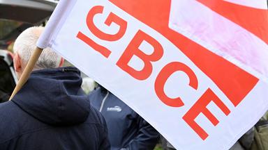 Mann mit Flagge der IG BCE