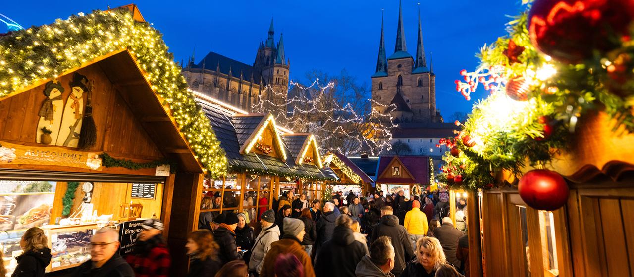 Zahlreiche Menschen besuchen die Buden auf dem Erfurter Weihnachtsmarkt.