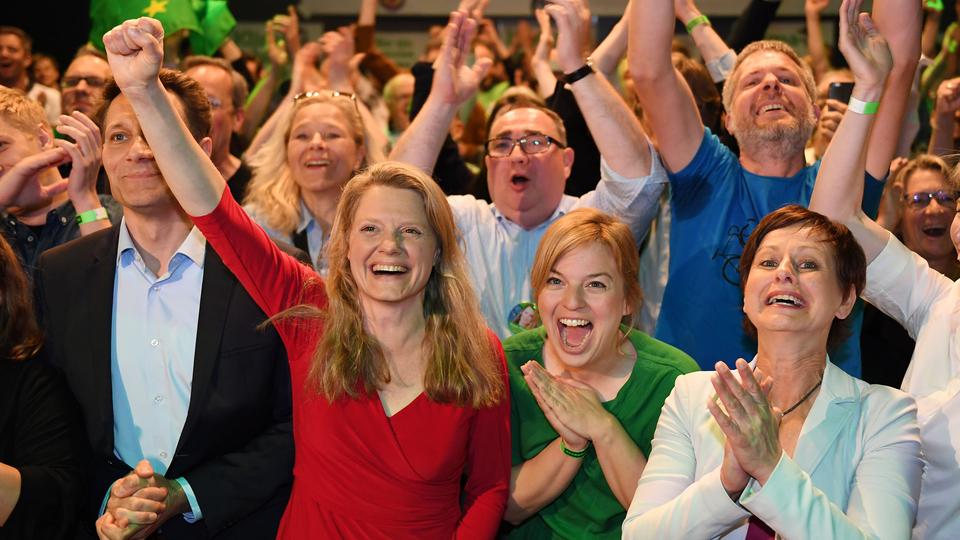 Bayern, München: Ludwig Hartmann (Bündnis 90/Die Grünen, l-r), Fraktionsvorsitzender im Bayerischen Landtag, Henrike Hahn, bayerische Spitzenkandidatin zur Europawahl von Bündnis 90/Die Grünen, Katharina Schulze (Bündnis 90/Die Grünen), Fraktionsvorsitzende im Bayerischen Landtag und Sigi Hagl (Bündnis 90/Die Grünen), bayerische Landesvorsitzende jubeln bei der Wahlparty von Bündnis 90/Die Grünen.