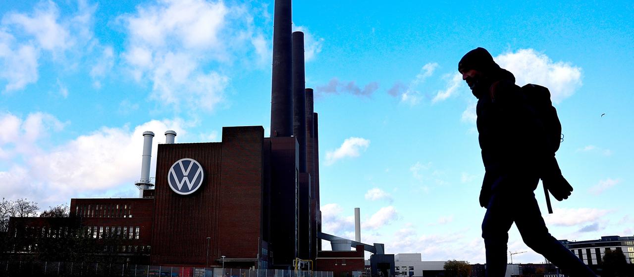 Eine Person geht am Volkswagenwerk in Wolfsburg entlang. | EPA Eine Person geht am Volkswagenwerk in Wolfsburg entlang.