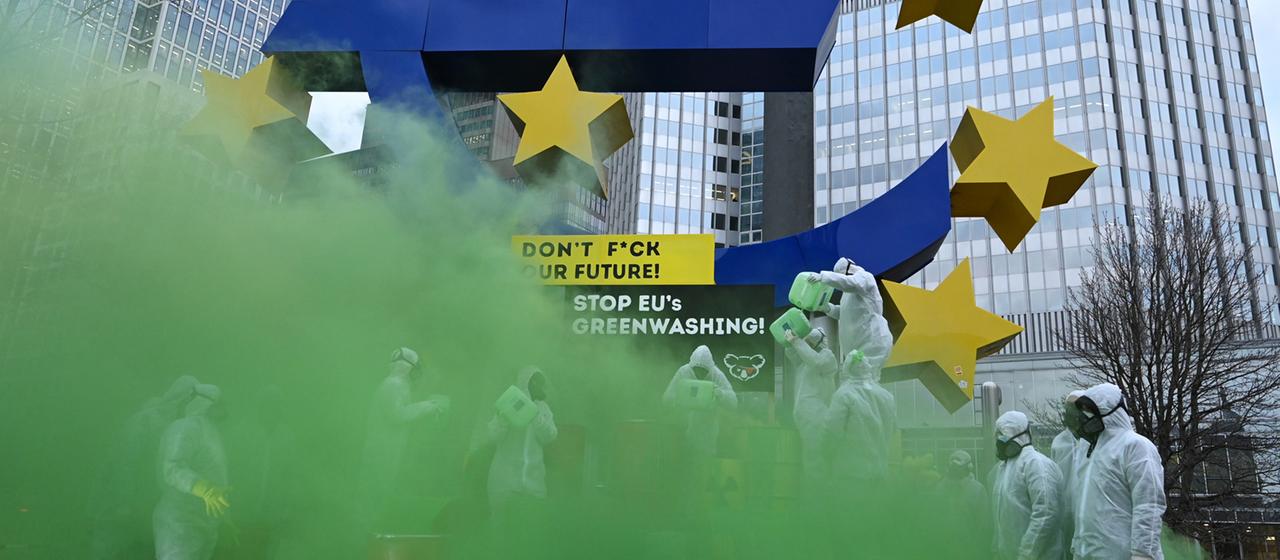Aktivisten protestieren in Frankfurt am Main gegen die EU-Taxonomieeinstufung.