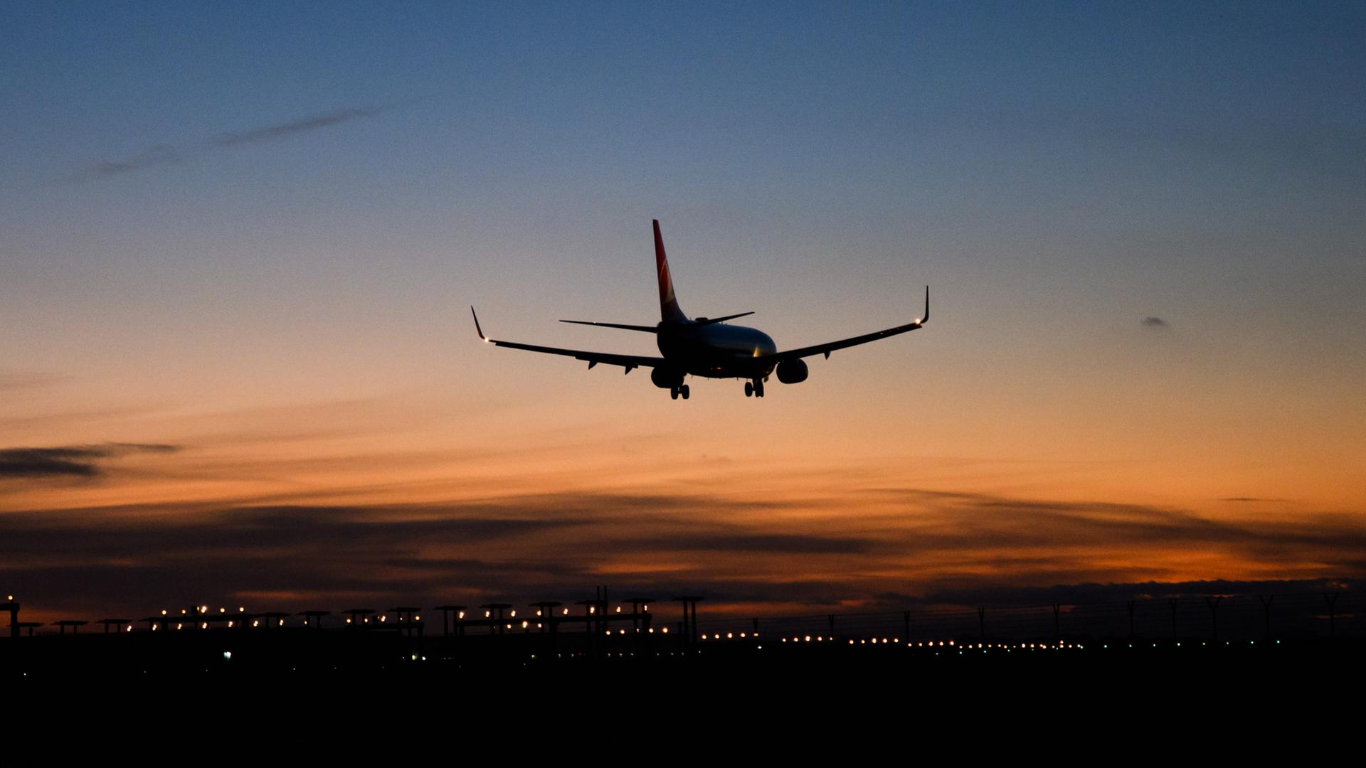 Ein Flugzeug von Turkish Airlines landet am Flughafen Hannover (Archivbild vom 20.11.2025) | dpa