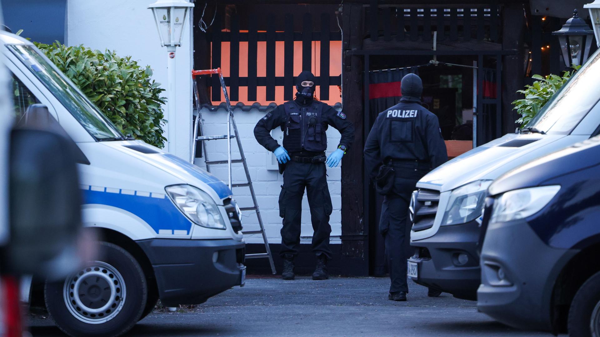 Polizeibeamte durchsuchen das Vereinsheim der Hells Angels in Hilden. | Christoph Reichwein/dpa