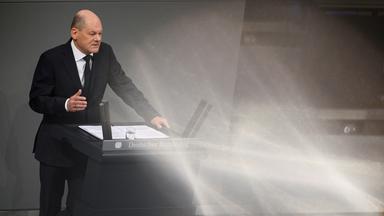 Olaf Scholz am Rednerpult des Bundestages.