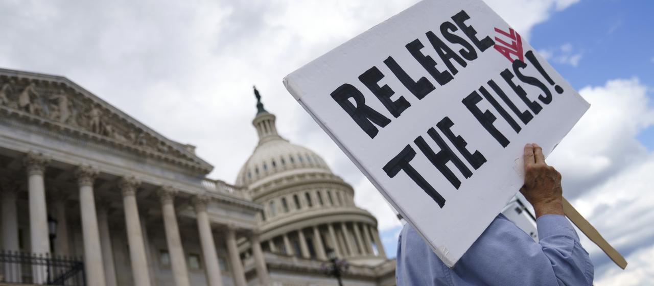 Ein Demonstrant vor dem US-Kongress fordert die Freigabe der Epstein-Akten