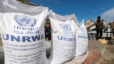 In Rafah stehen weiße Säcke des UNRWA-Hilfsweks, in denen sich laut Aufschrift Mehl befindet