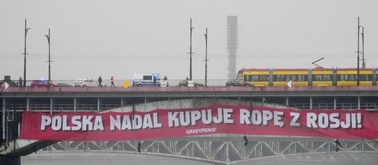 Ein Banner von Greenpeace an der Poniatowskibrücke in Warschau mit der Aufschrift "Polen kauft immer noch Rohöl aus Russland".