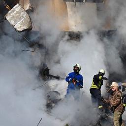 Rettungskräfte arbeiten in der ukrainischen Stadt Uman an einem von Raketen getroffenen Wohnblock
