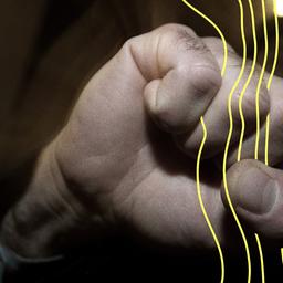 Ein junger Mann hebt seine geballte Faust