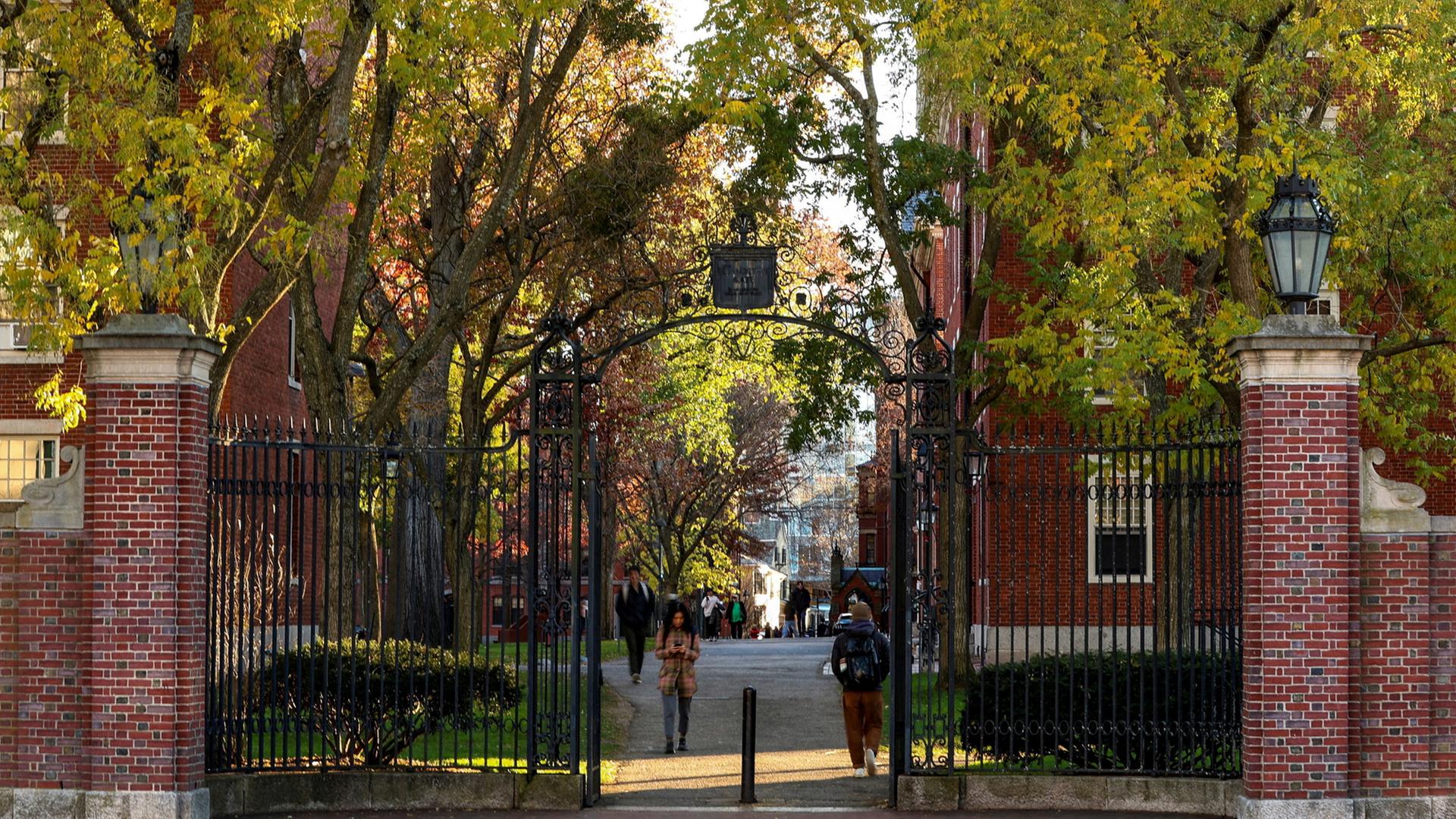 Menschen gehen auf dem Campus der Harvard University in Cambridge, Massachusetts. | REUTERS