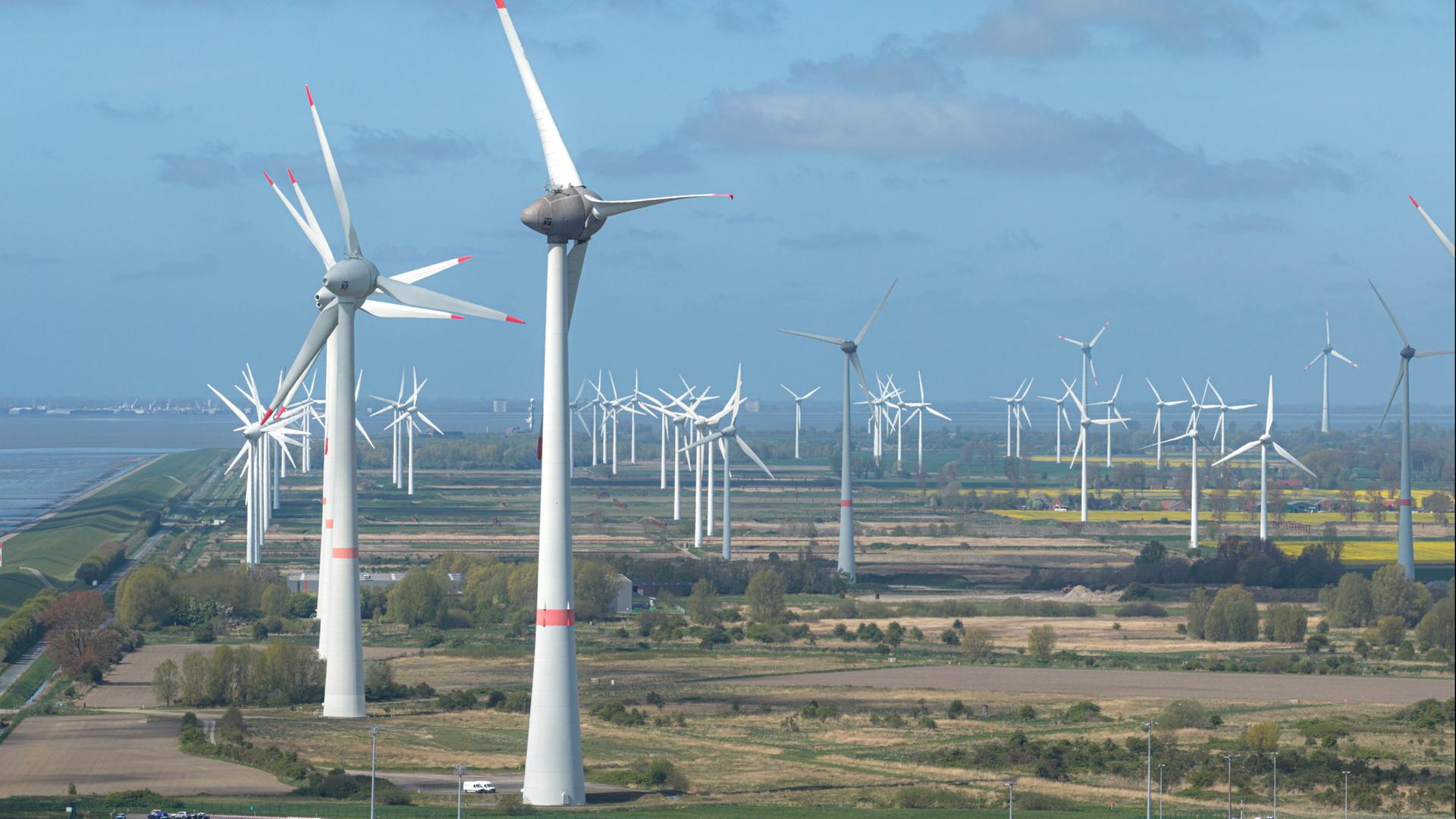 Windkraftanlagen sind bei Emden zu sehen. | Sina Schuldt/dpa