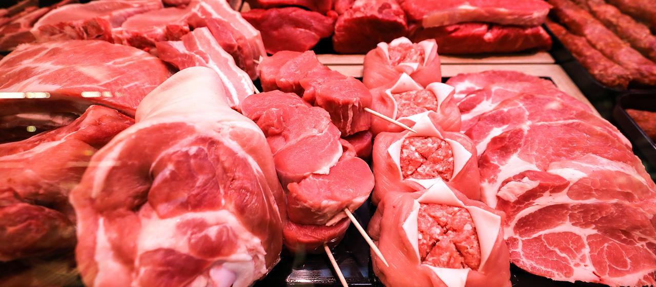 Fleisch liegt in einer Verkaufstheke. | dpa Fleisch liegt in einer Verkaufstheke.