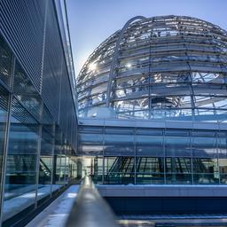 Die Kuppel glitzert auf dem Reichstagsgebäude in der Sonne.