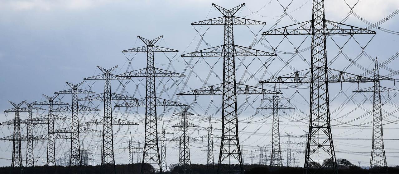 Strommasten neben dem TenneT-Umspannwerk Klixbüll/Süd.