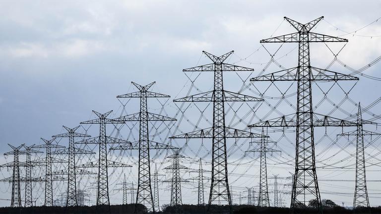 Strommasten neben dem TenneT-Umspannwerk Klixbüll/Süd.