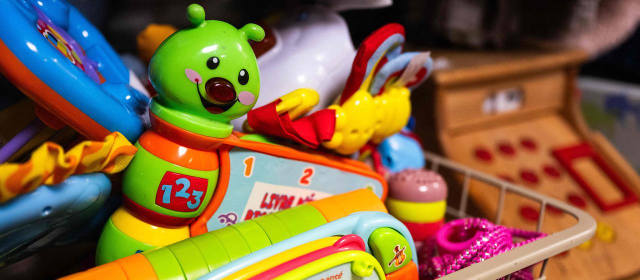 Buntes Plastikspielzeug befindet sich in einem Korb.