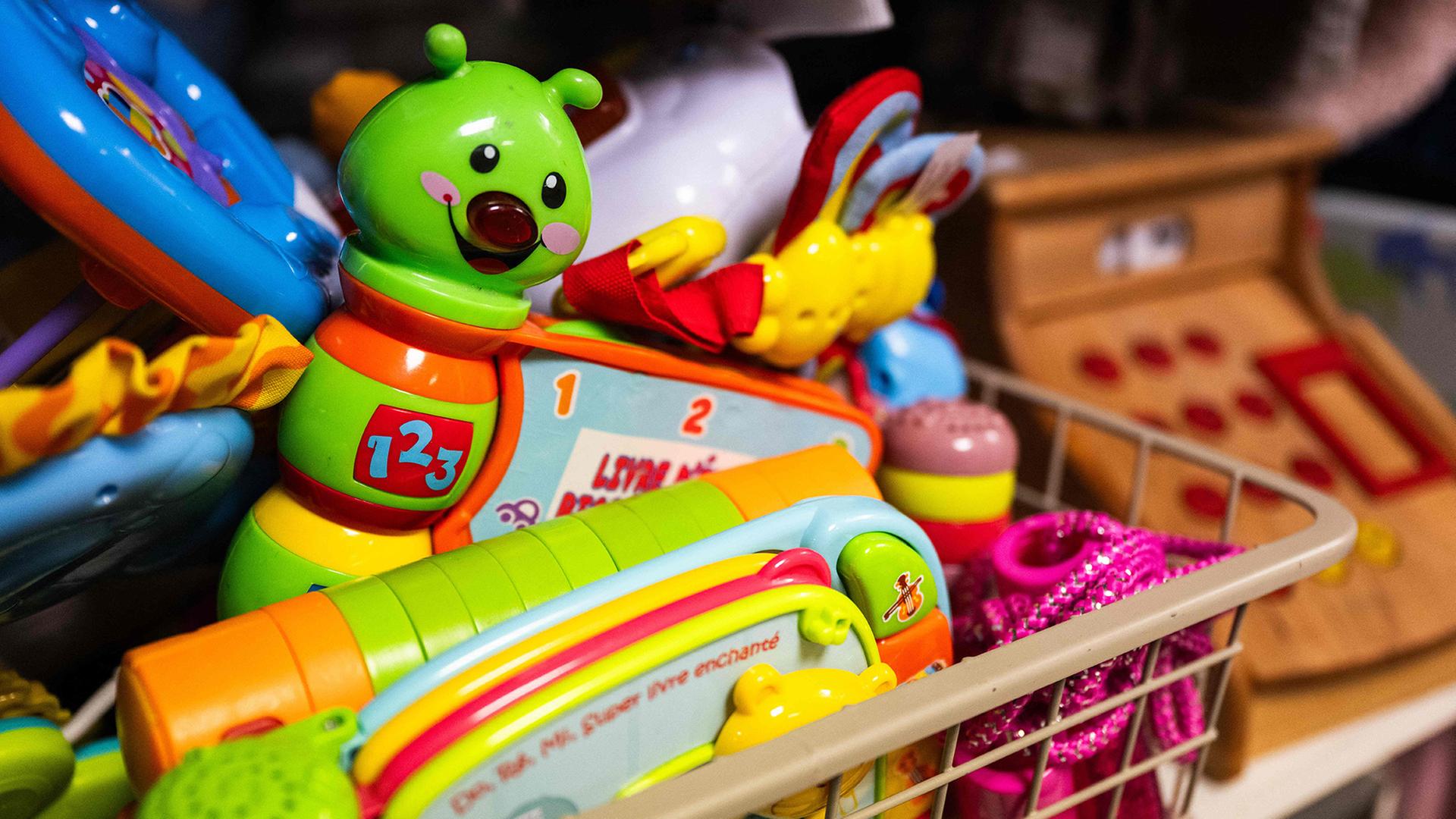 Buntes Plastikspielzeug befindet sich in einem Korb. | AFP