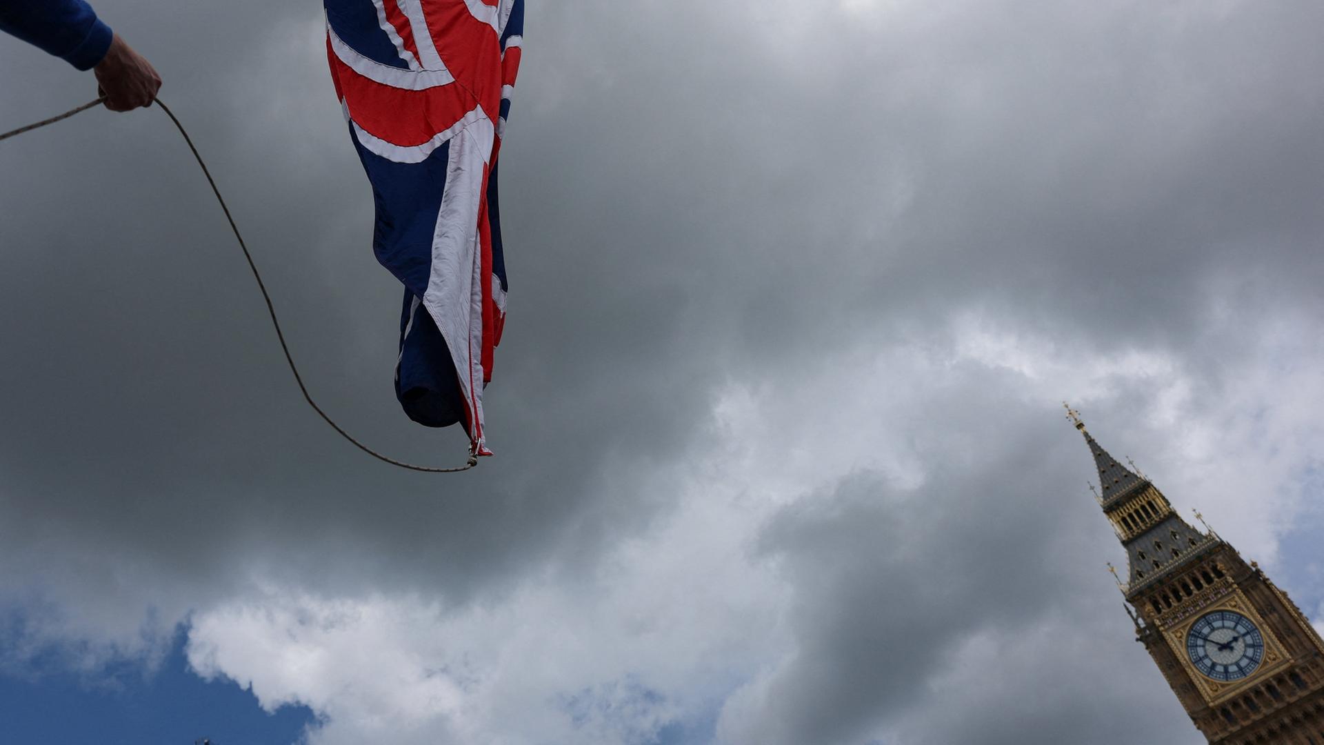Ein Arbeiter nimmt in der Nähe des Big Ben eine Union-Jack-Flagge ab | REUTERS