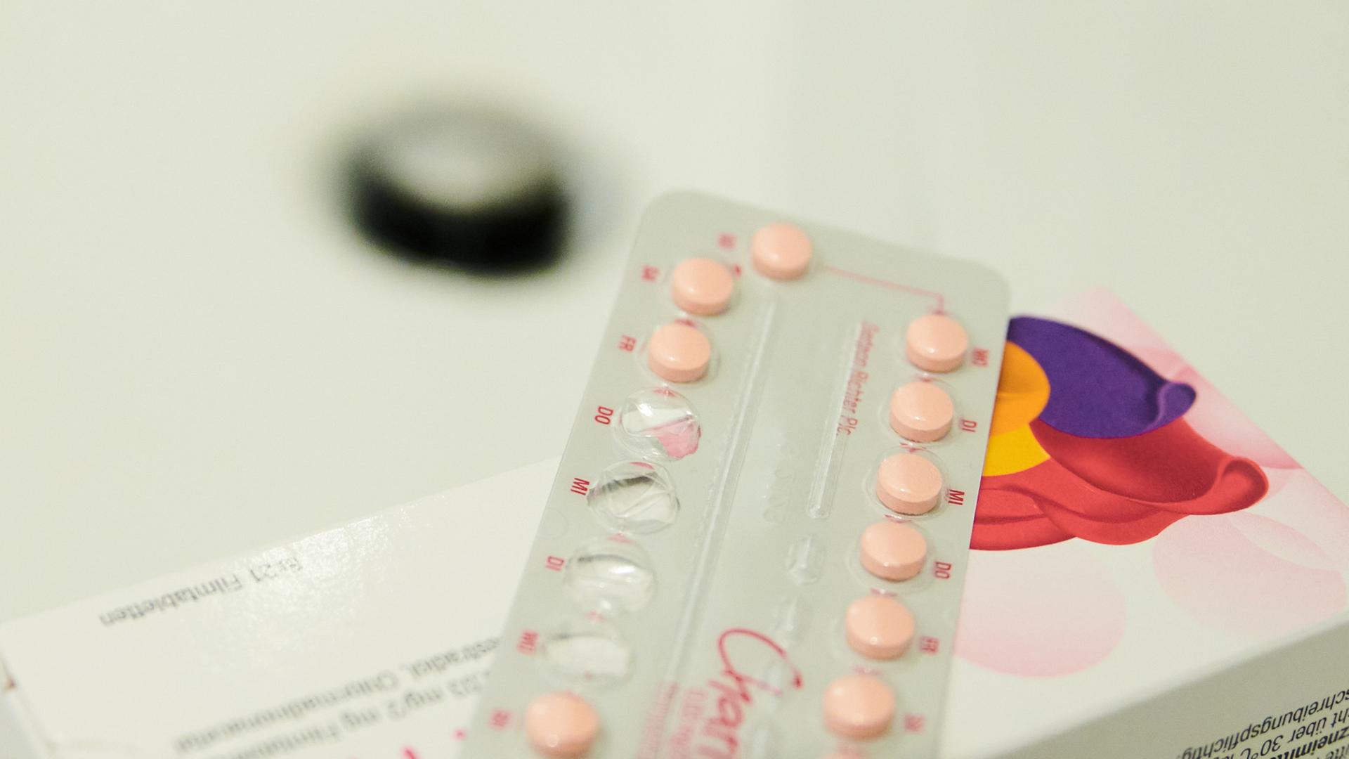 Eine teilweiße schon geöffnete Monatspackung der Antibabypille liegt auf einem Waschbecken | dpa