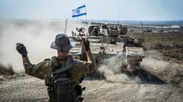 Israelische Kampffahrzeuge und Panzer sind in der Nähe der Grenze zwischen Israel und Gaza im Einsatz