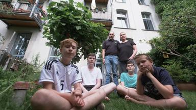 Familie Weiser vor dem Wohnhaus, das sie verlassen müssen.