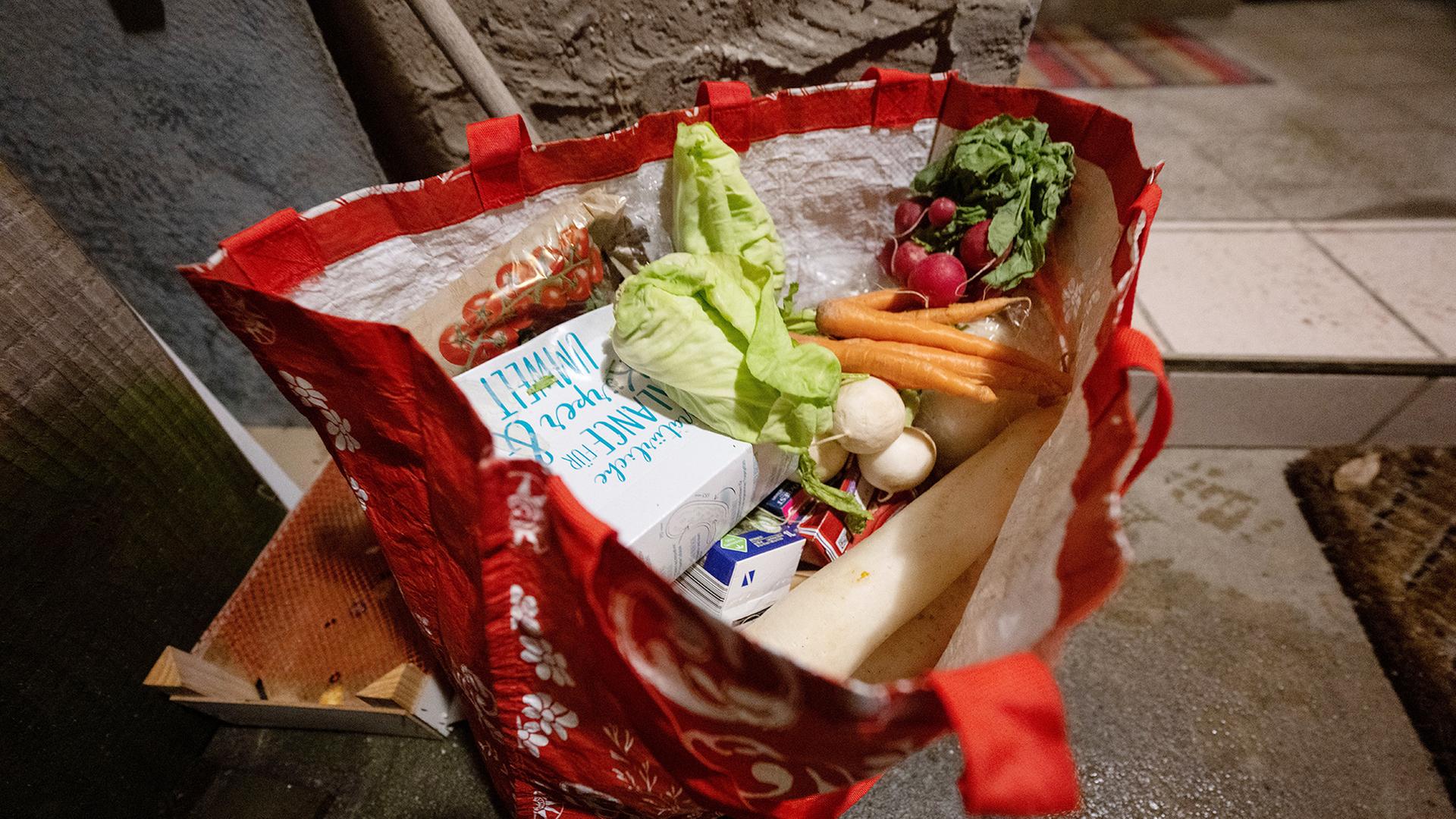 Eine Tasche voller Lebensmittel die aus Abfalleimern eines Supermarktes stammen. | dpa